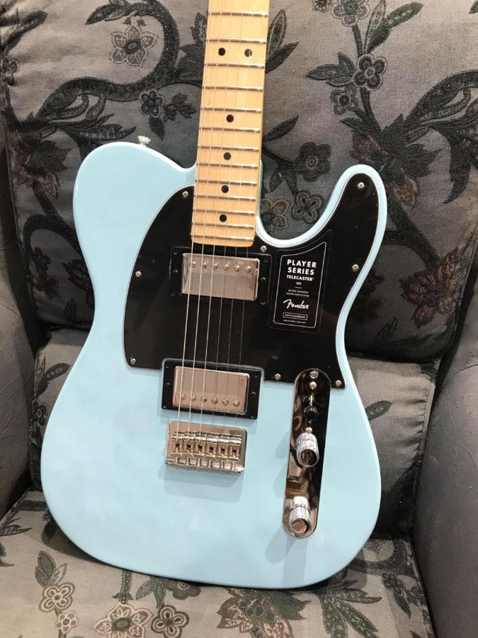 guitare électrique bleue