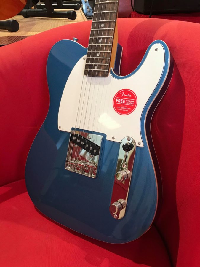 guitare électrique bleue et blanche