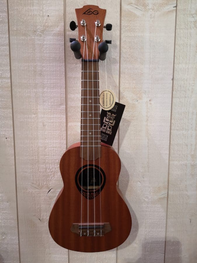 petite guitare marron accrochée