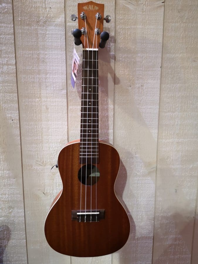 petite guitare accrochée